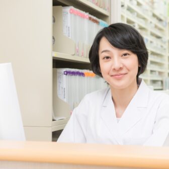 女性の薬剤師