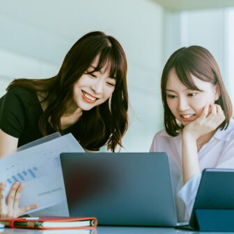 打ち合わせをする2人の女性