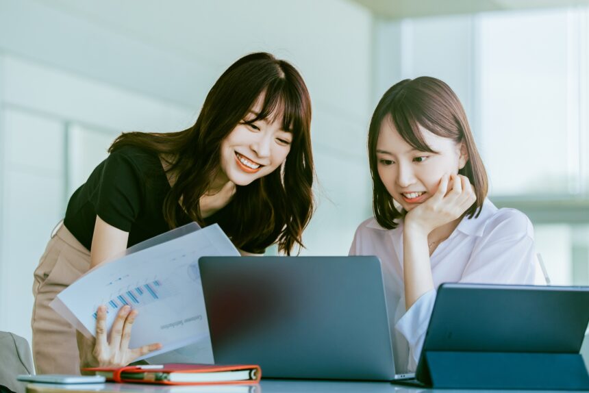 打ち合わせをする2人の女性