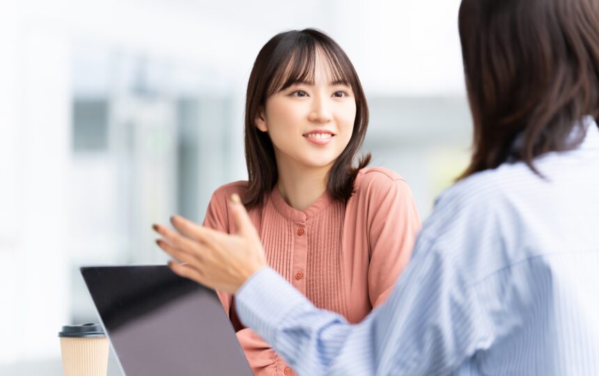 PCを見ながら話す2人の女性