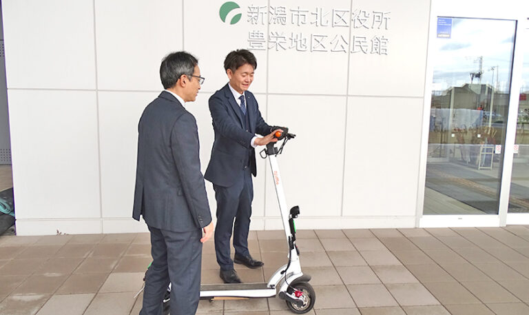 新潟市北区役所前にて、キックボードシェアリング説明