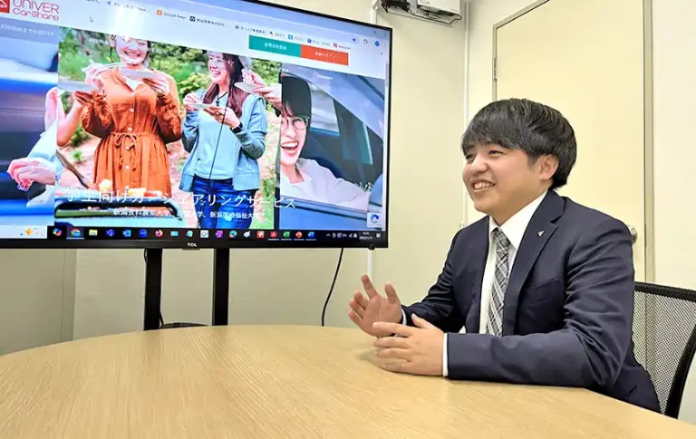 カーシェアリングサービス「UNIVER Car Share」について説明する担当者