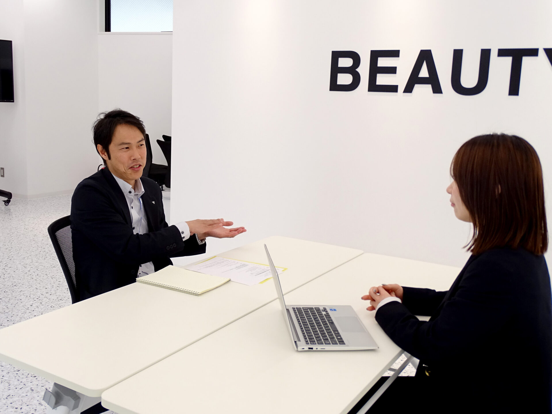 商談する男性
