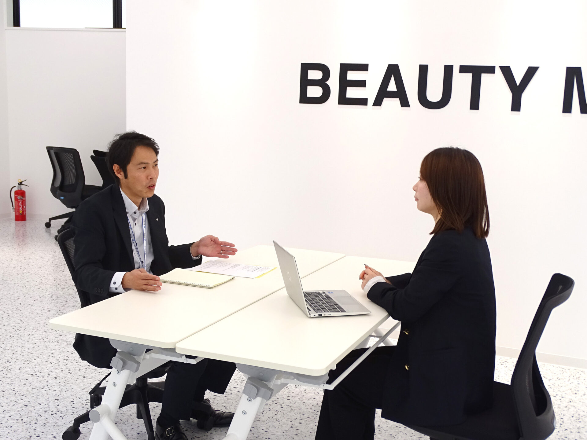 “サステナブル”を提案するという仕事 – 教育現場へ「海をきれいにするイス」を導入