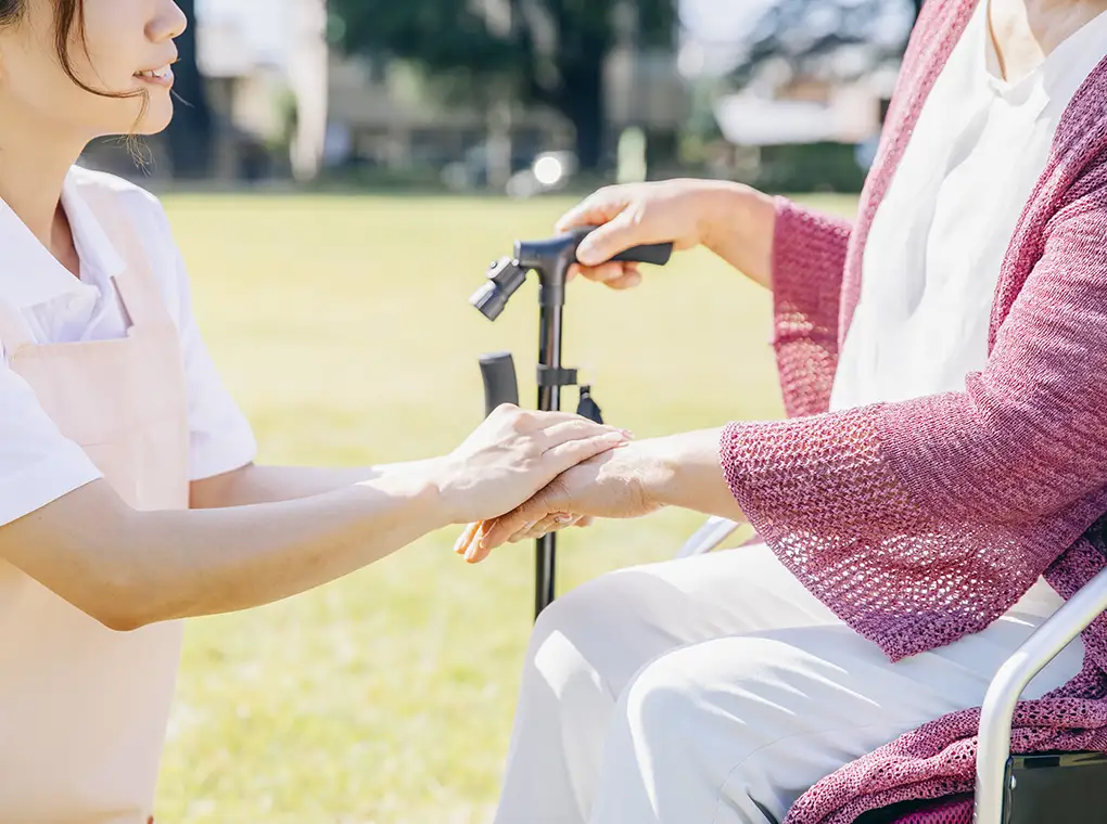 介護スタッフと高齢の女性