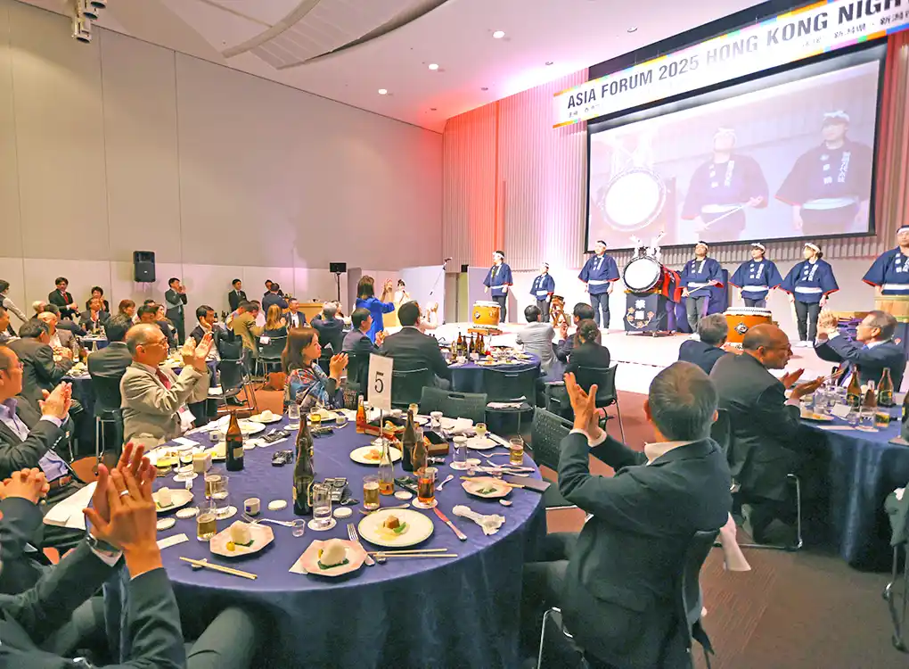 International networking event with participants seated at round tables during a business exchange program
